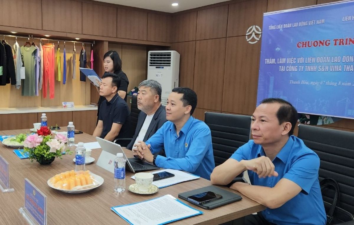 Ông Nguyễn Đức Thịnh - Ủy viên Đoàn Chủ tịch, Trưởng ban Đối ngoại Tổng LĐLĐ Việt Nam (thứ hai, phải sang) cùng lãnh đạo Liên hiệp Công đoàn Hàn Quốc tại buổi làm việc. Ảnh: X.H