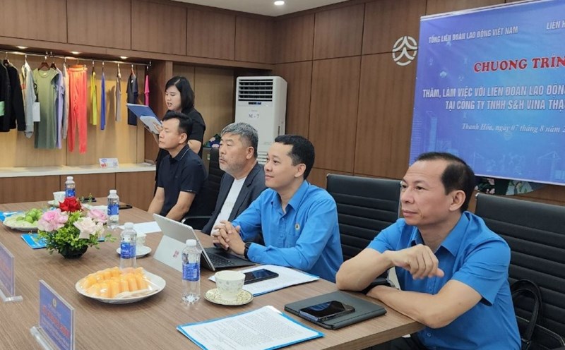 Ông Nguyễn Đức Thịnh - Ủy viên Đoàn Chủ tịch, Trưởng ban Đối ngoại Tổng LĐLĐ Việt Nam (thứ hai, phải sang) cùng lãnh đạo Liên hiệp Công đoàn Hàn Quốc tại buổi làm việc. Ảnh: X.H