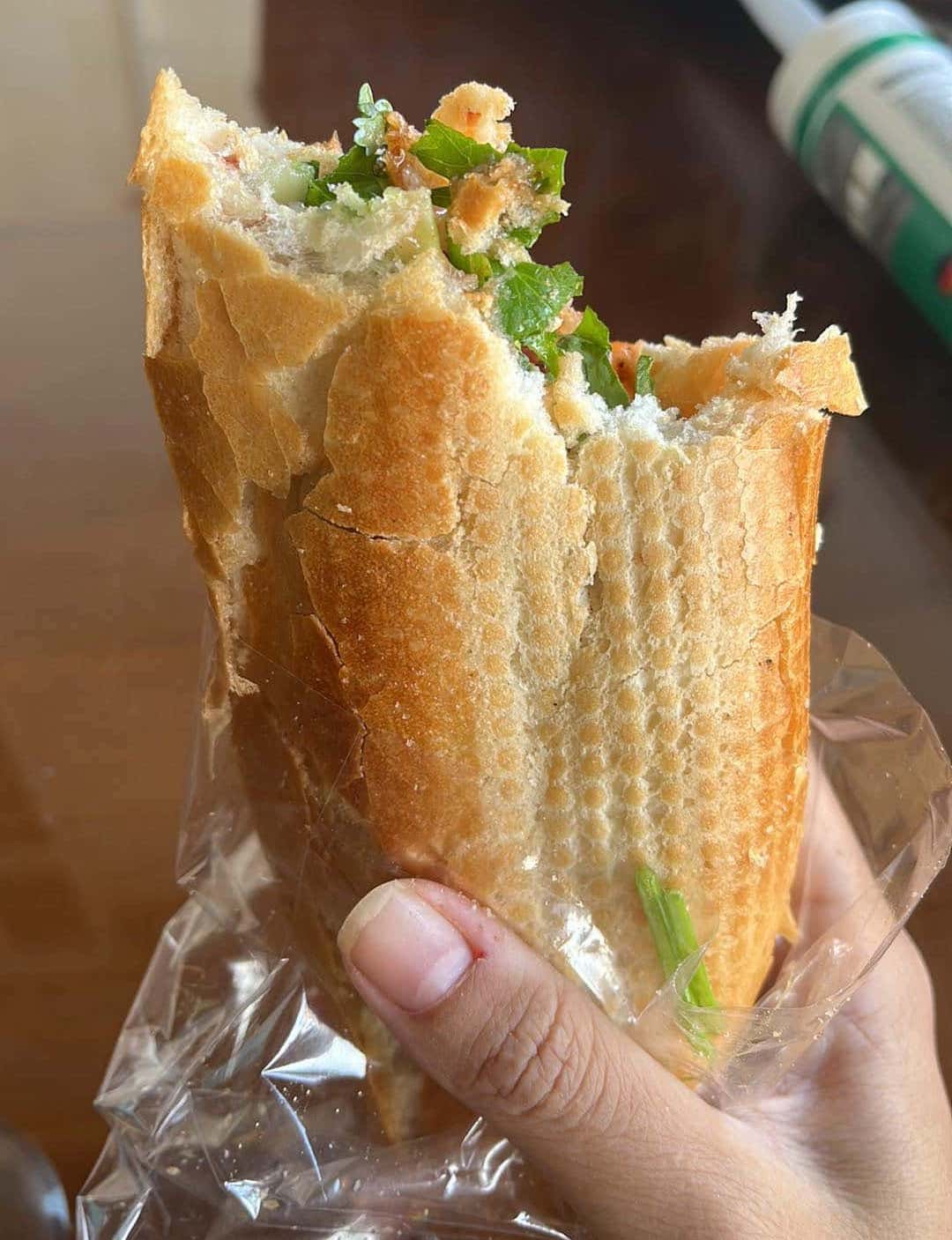 Sở Y tế Khánh Hòa thông tin một số mẫu rau sống tại nhiều tiệm bánh mì dương tính với dư lượng thuốc bảo vệ thực vật. Ảnh: Hữu Long