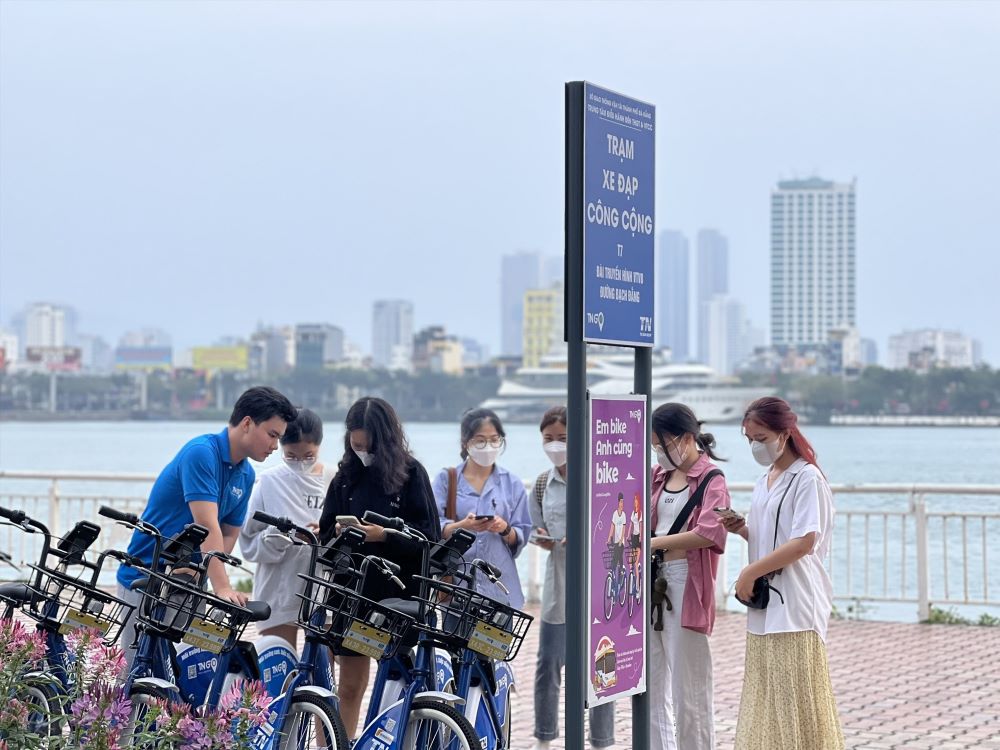 Many residents and tourists supported this service when it was first introduced. Photo: Mai Hương