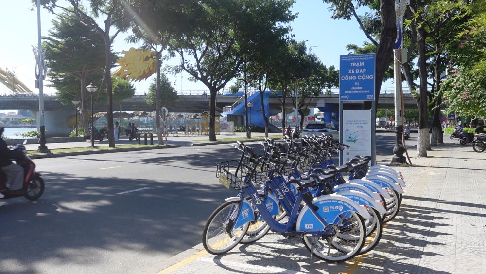 Some users do not leave the bicycles in order, they are stacked on top of each other. The bicycles are left outside without shade or shelter from the rain. Photo: Tran Thi