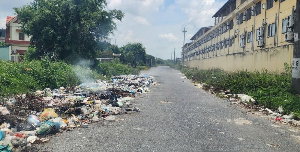 Điểm tập kết rác thải tự phát nằm trong cụm công nghiệp thị trấn Vũ Thư (huyện Vũ Thư, tỉnh Thái Bình) đã, đang gây ô nhiễm môi trường hàng ngày. Ảnh: Nam Hồng