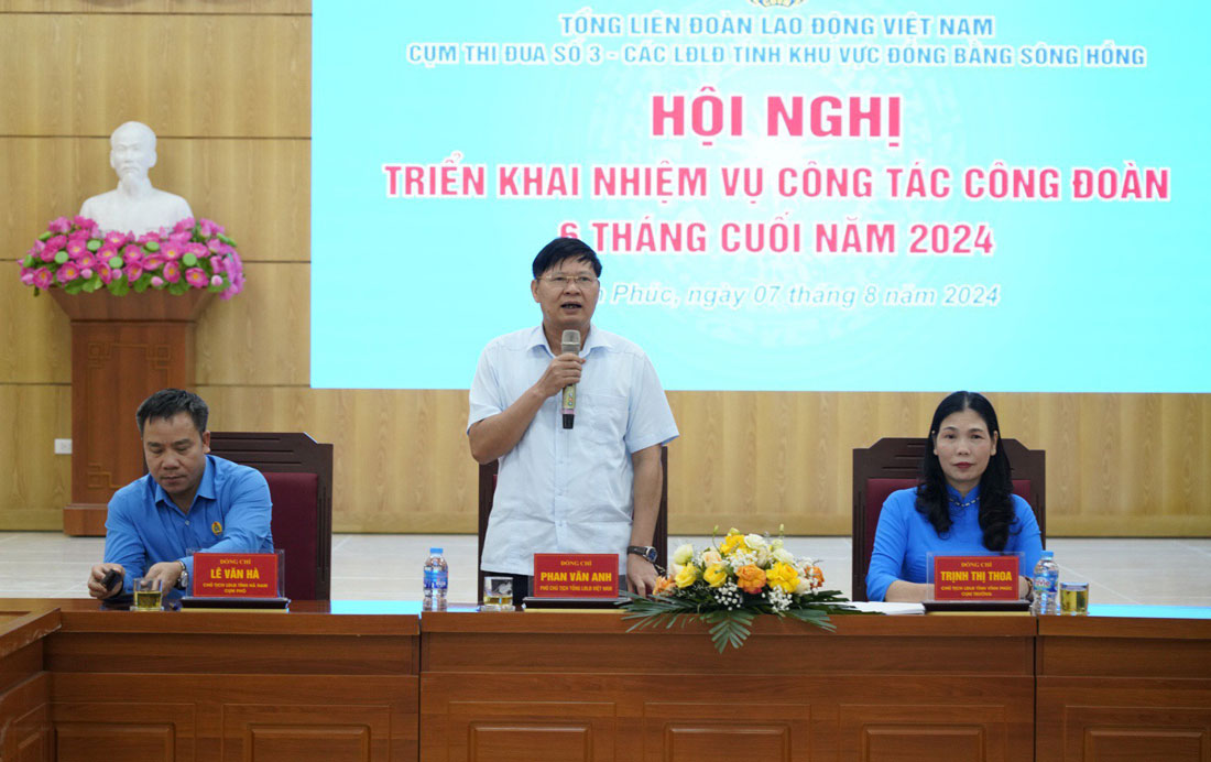 Mr. Phan Văn Anh, Vice Chairman of the VGCL, speaks at the Conference. Photo: Bảo Nguyên