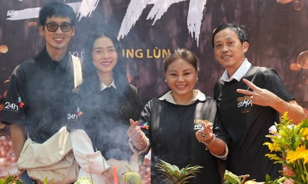 Hoài Linh at the film's launch ceremony with Lê Giang, Diệp Bảo Ngọc, and Tuấn Trần in March. Photo: Producer