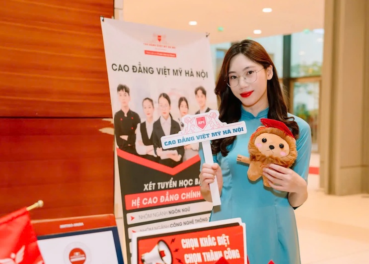 Students with the mascot of the “LION Rewards” project at the Career Day event organized by Vietnam - America College in Hanoi