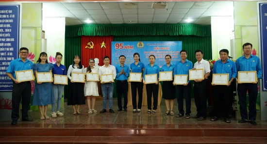 The Sóc Trăng Province's Health Trade Union presents certificates of merit to 13 collectives and individuals who achieved outstanding results in the online competition. Photo: Sóc Trăng Health Trade Union