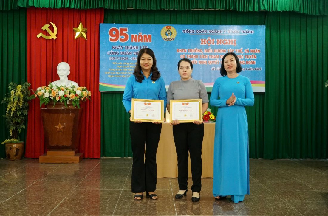 Leaders of the Sóc Trăng Province's Trade Union Federation present a commemorative medal to two individuals. Photo: Sóc Trăng Health Trade Union