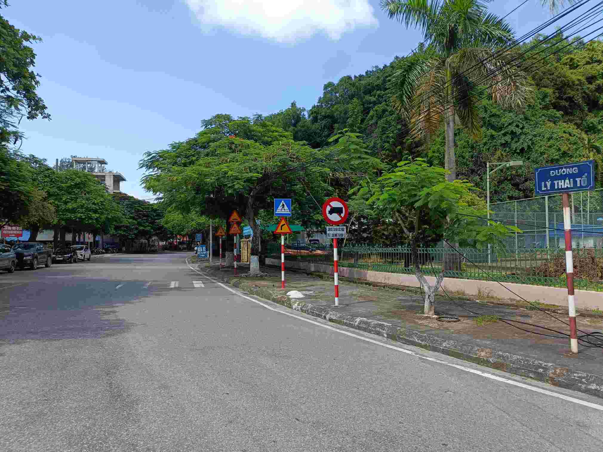 Hải Phòng đầu tư hơn 300 tỉ đồng để mở rộng đường Lý Thái Tổ, Đồ Sơn. Ảnh: Mai Dung