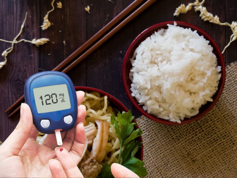 Cách ăn bún, cơm mà không làm đường huyết tăng vọt. Đồ họa: Hạ Mây