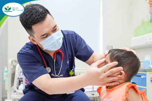 Bác sĩ khoa Cấp cứu và Chống độc thăm khám cho bé gái A.T (2 tuổi, ở Ninh Bình) bị ong đốt. Ảnh: BVCC