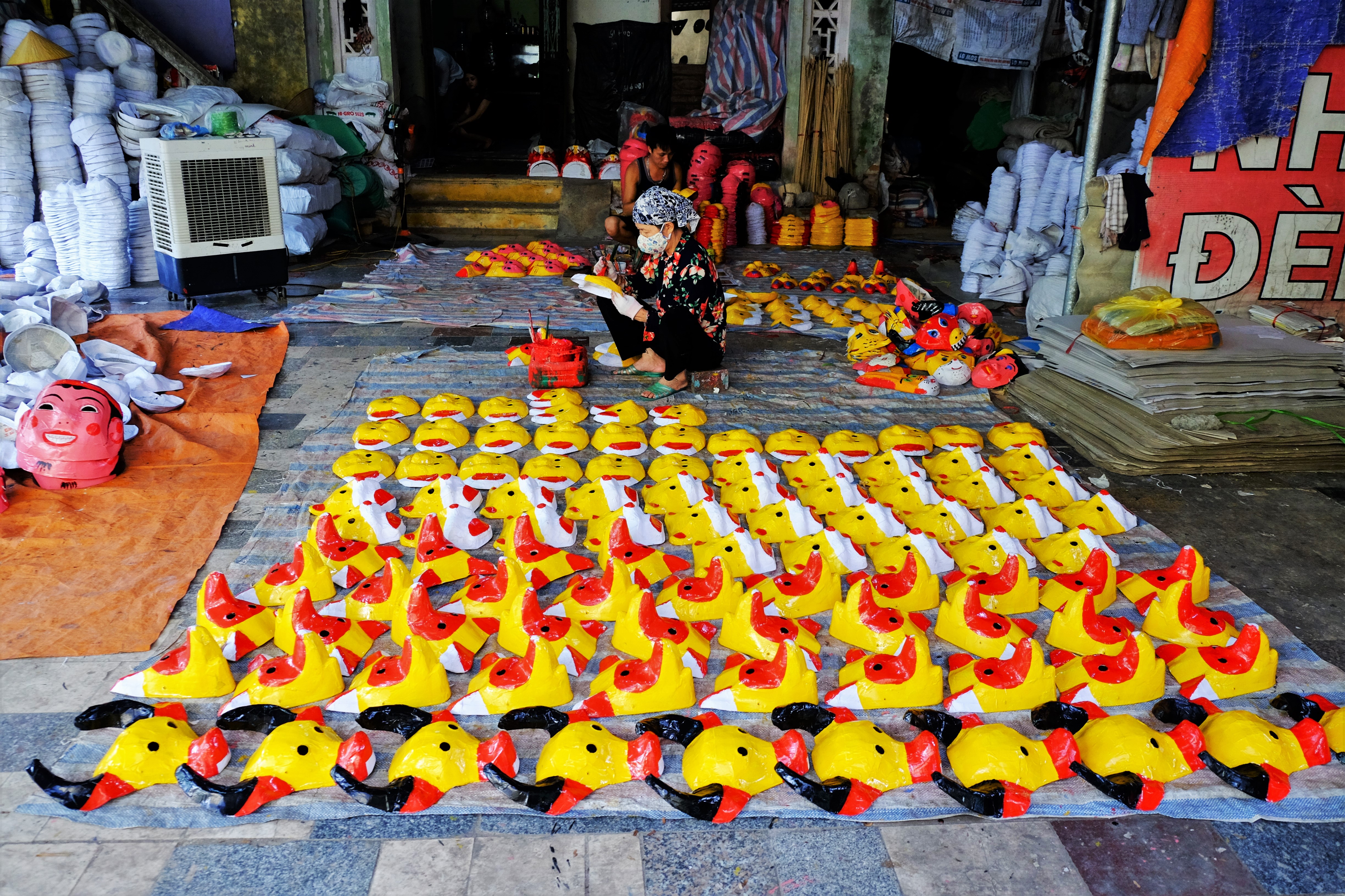 Over the past 60 years, people in Ong Hao village have passed down the profession of making Mid-Autumn Festival toys, but now there are only a few families like Mr. Dong's. His family's Dong Hanh facility mainly produces paper masks with images of rabbits, cats, buffaloes, dogs, tigers, Mr. Dia, Thi No...