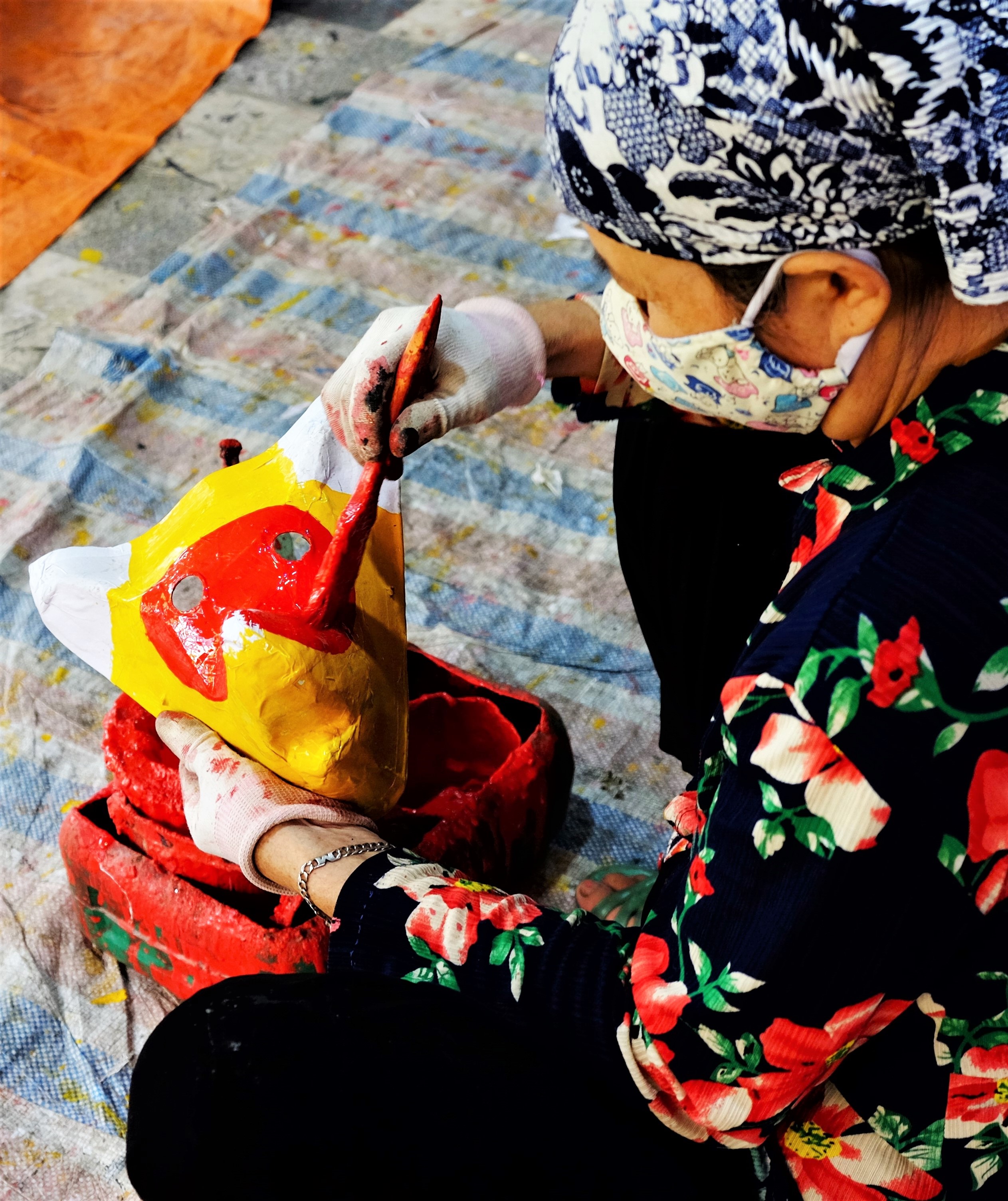 Making paper mache masks is not too difficult or complicated, but requires the worker to be meticulous and careful in each stage of production. The last step is coloring and drawing the mask, which is the most important when creating the soul of the product.