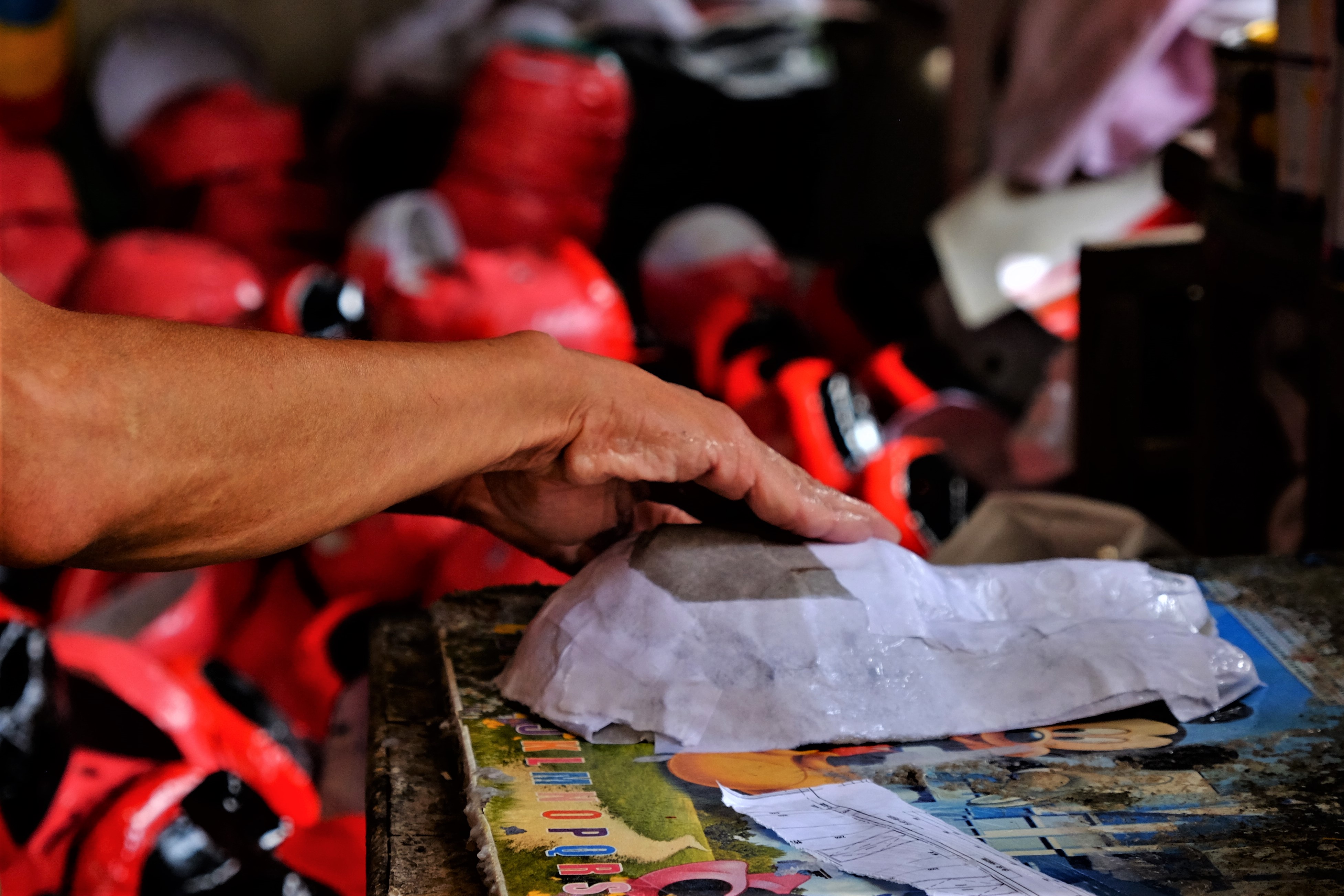 All Mid-Autumn Festival toys of Ong Hao village are made by hand. With masks, initially the craftsman will use molds made from cement to cover paper with glue. Most of the mask paper is used such as student books, old design paper...