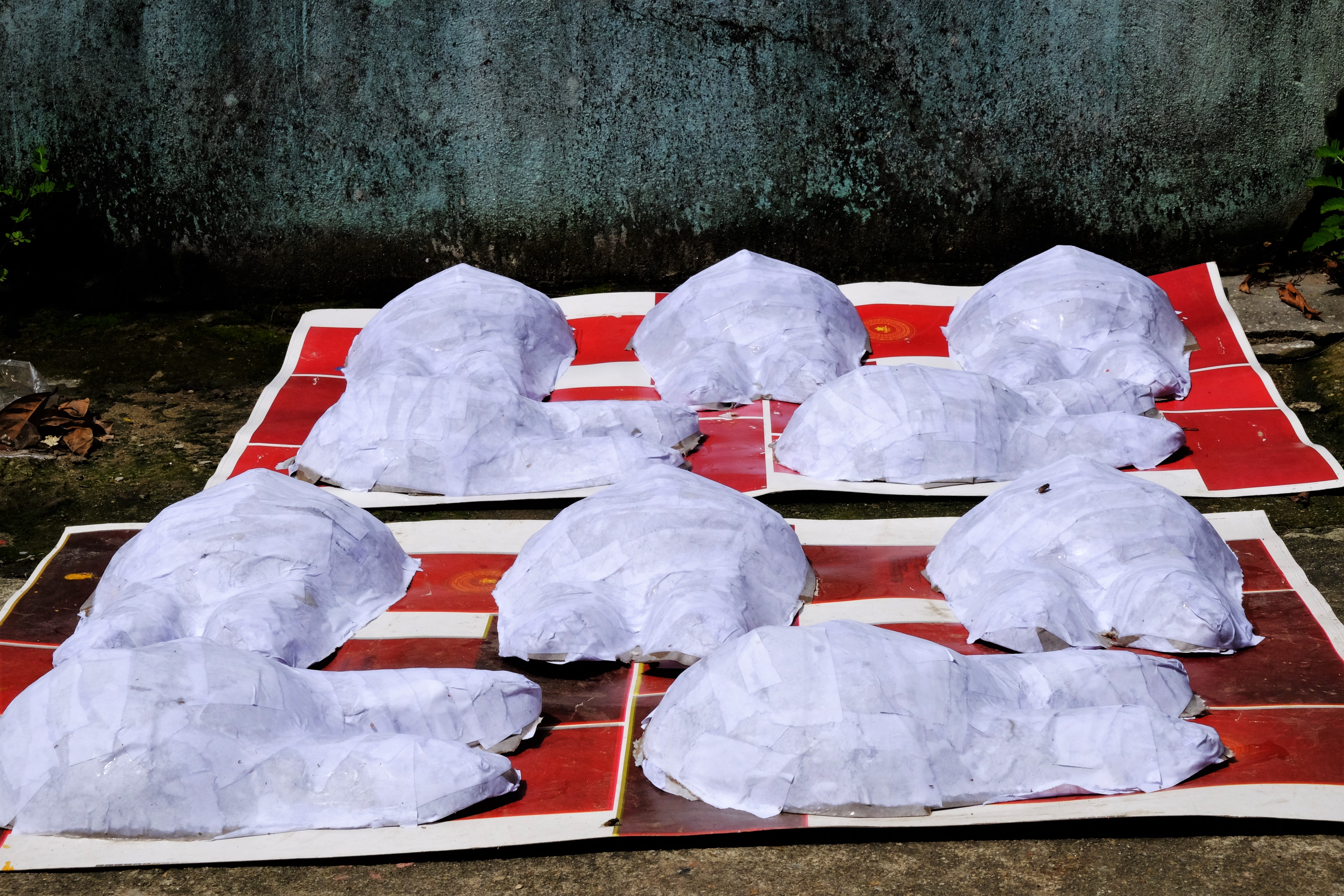 After finishing, the mask is left to dry and removed from the mold to dry thoroughly.