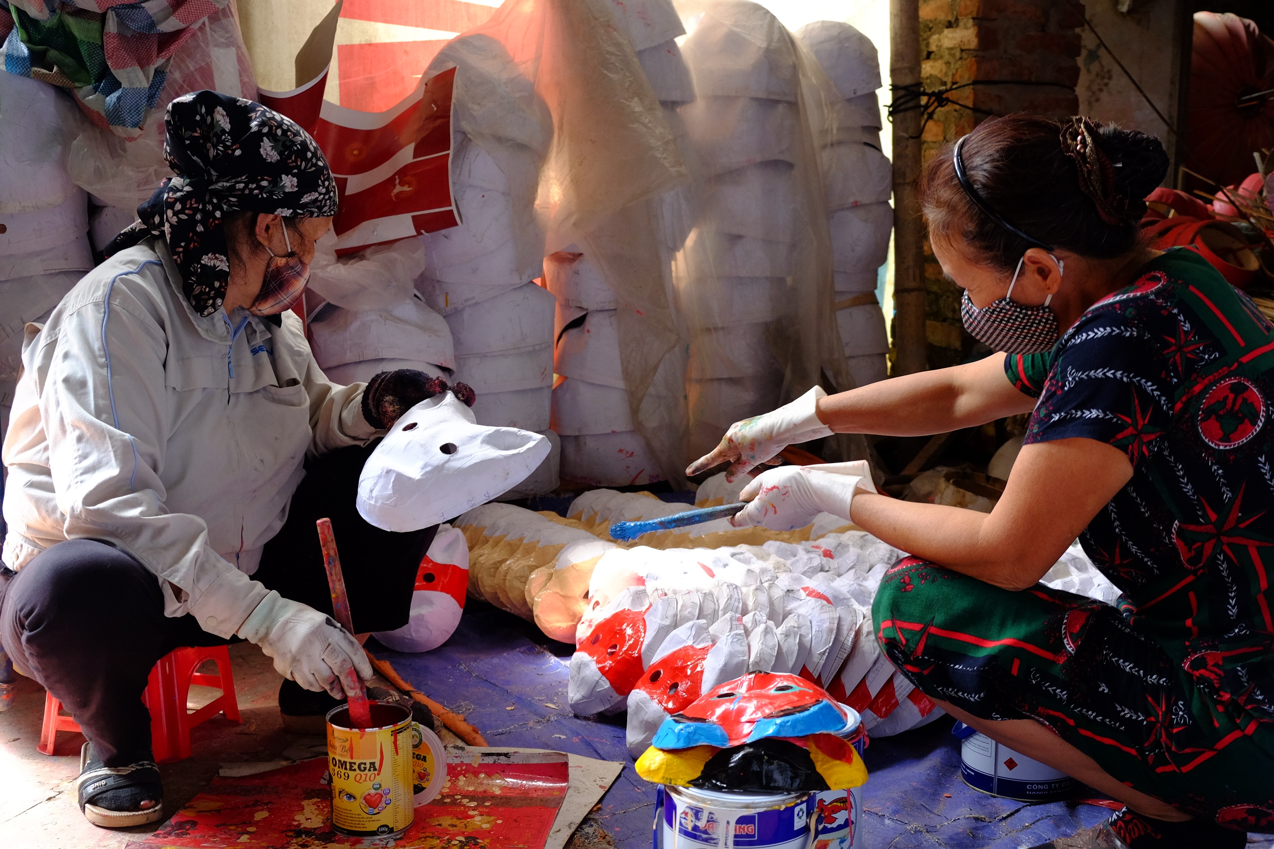 Dried papier-mâché masks will have a very solid shape, ready to be drawn and colored, trimming excess details to perfection.