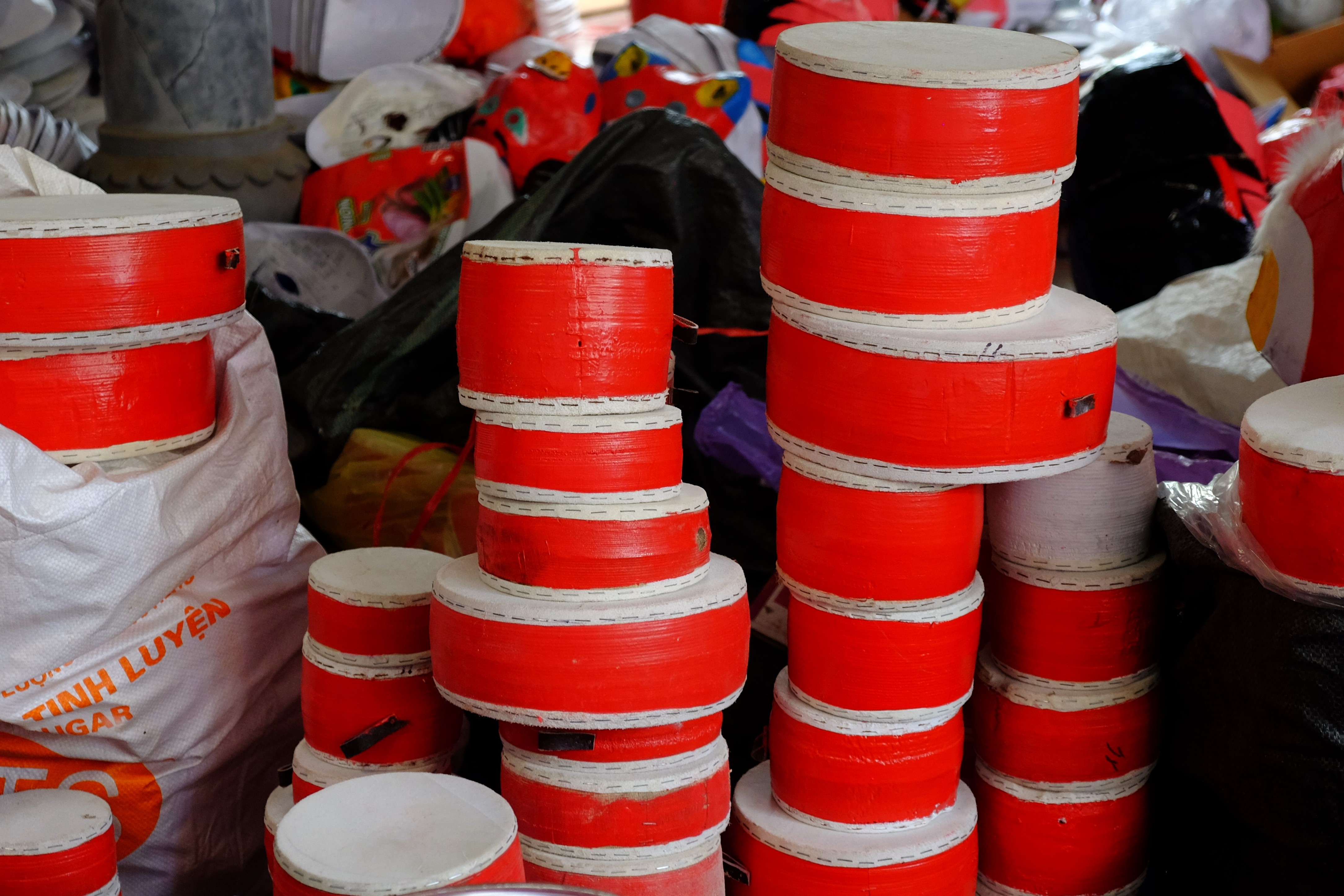 In addition to paper mache masks, Ong Hao villagers also produce drums, leather-faced drums ranging in size from small to large, suitable for handheld playing, decoration or even festival performances...