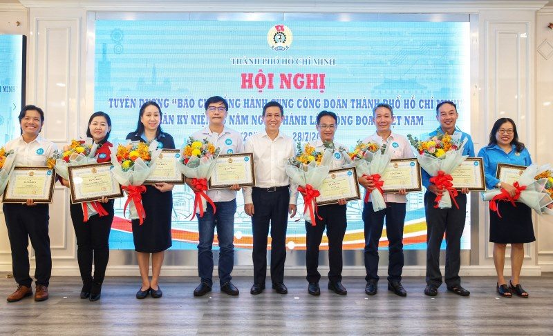 Ông Trần Xuân Điền - Phó trưởng Ban Dân vận  Thành ủy TPHCM (giữa) - trao Bằng khen của LĐLĐ TPHCM cho đại diện các cơ quan báo chí. Ảnh: Đức Long