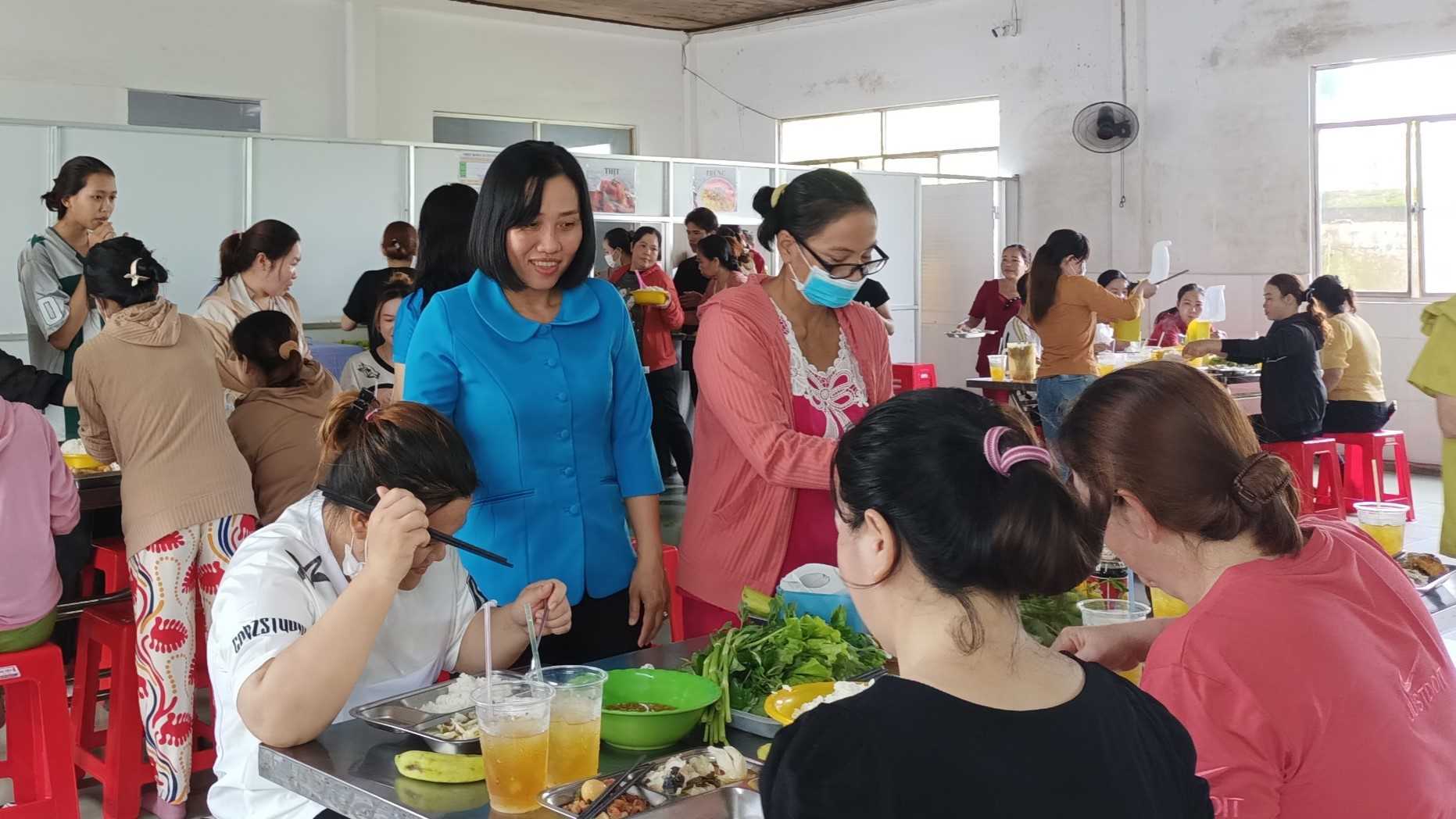 Deputy Chairman of the Provincial Trade Union of Sóc Trăng Trịnh Thị Bảo Khuyên visits, gifts, and encourages union members at the trade union dinner. Photo: LĐLĐ Thạnh Trị District Trade Union