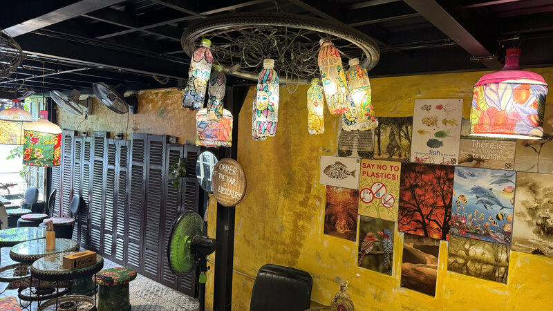 Vật trang trí tại 1 quán cafe ở Hà Nội được tái chế từ rác thải. Ảnh: Hoàng Lộc