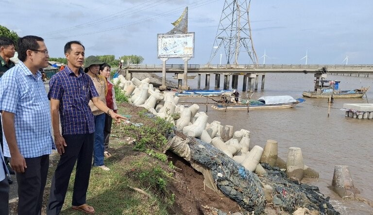 Lãnh đạo tỉnh Bạc Liêu kiểm tra sạt lở đê biển Đông. Ảnh: Nhật Hồ