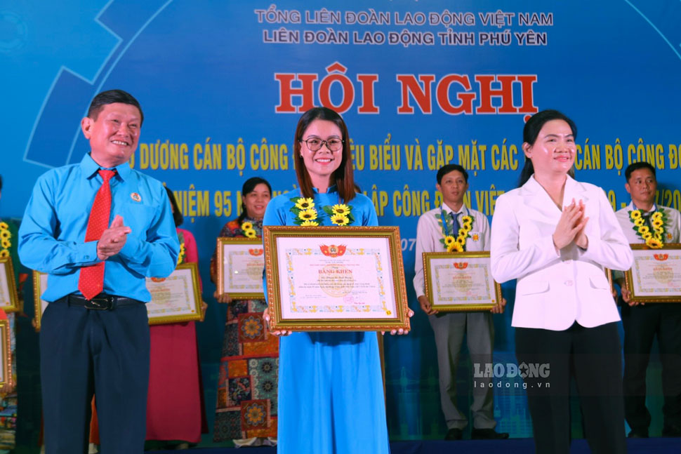 Ông Đặng Ngọc Anh - Chủ tịch LĐLĐ tỉnh Phú Yên cùng bà Đinh Thị Thu Thanh - Ủy viên Ban Thường vụ, Trưởng ban Dân vận Tỉnh ủy Phú Yên trao bằng khen biểu dương cán bộ công đoàn tiêu biểu, xuất sắc. Ảnh: Hoài Luân