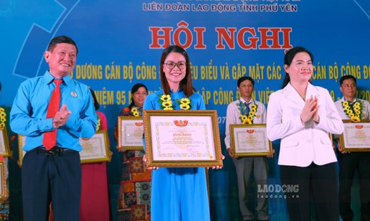 Ông Đặng Ngọc Anh - Chủ tịch LĐLĐ tỉnh Phú Yên cùng bà Đinh Thị Thu Thanh - Ủy viên Ban Thường vụ, Trưởng ban Dân vận Tỉnh ủy Phú Yên trao bằng khen biểu dương cán bộ công đoàn tiêu biểu, xuất sắc. Ảnh: Hoài Luân