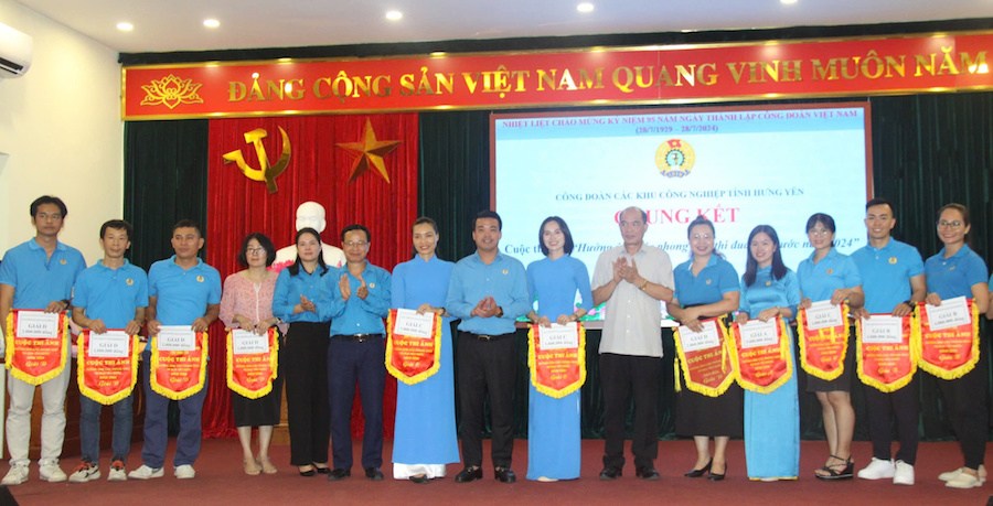 The organizing committee awards prizes to individuals. Photo: Đào Thu