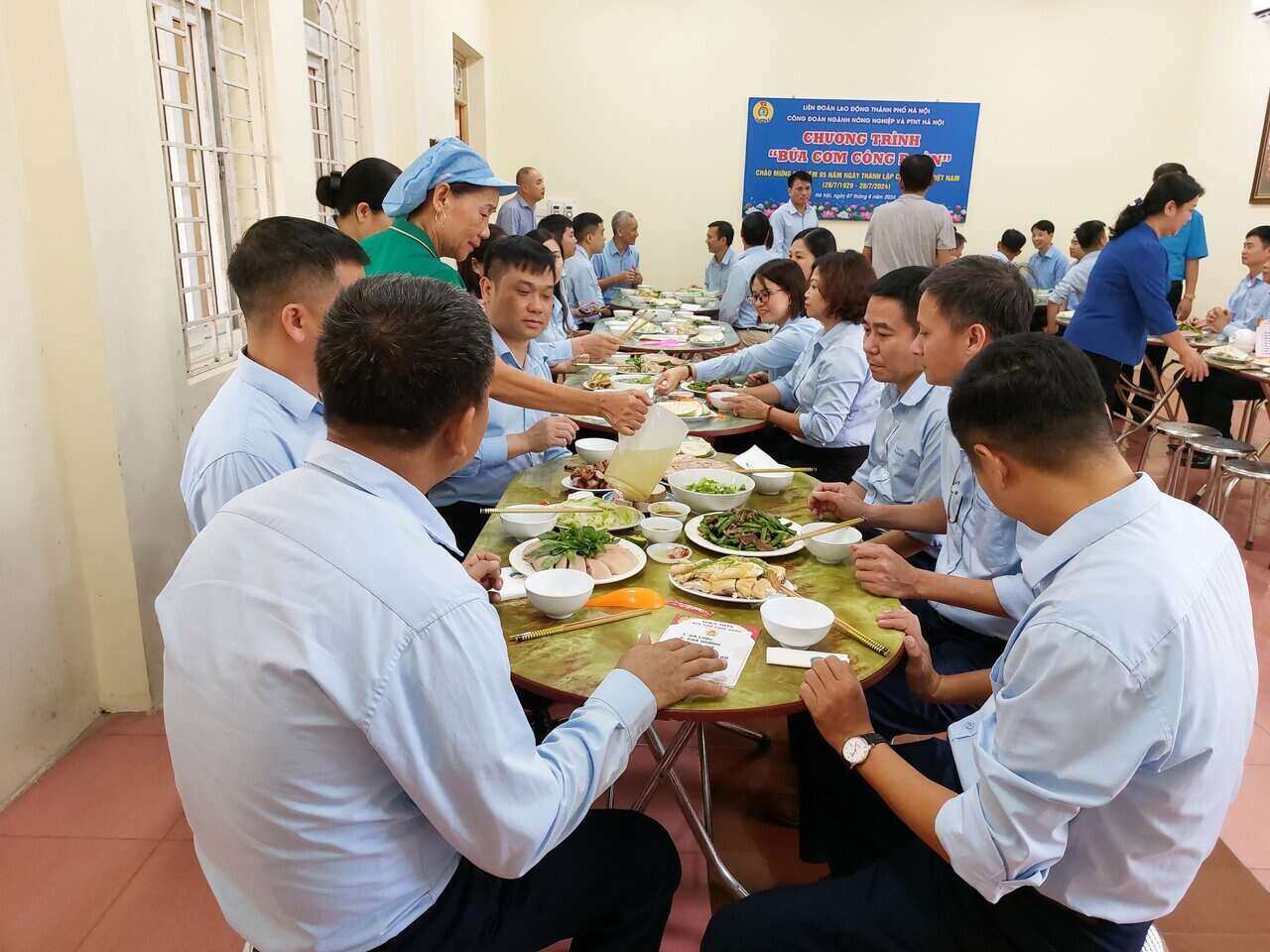 "Bữa cơm Công đoàn" ngày 7.8 dành cho đoàn viên, người lao động Công ty TNHH Đầu tư phát triển Thủy Lợi Hà Nội. 
Ảnh:CĐCS