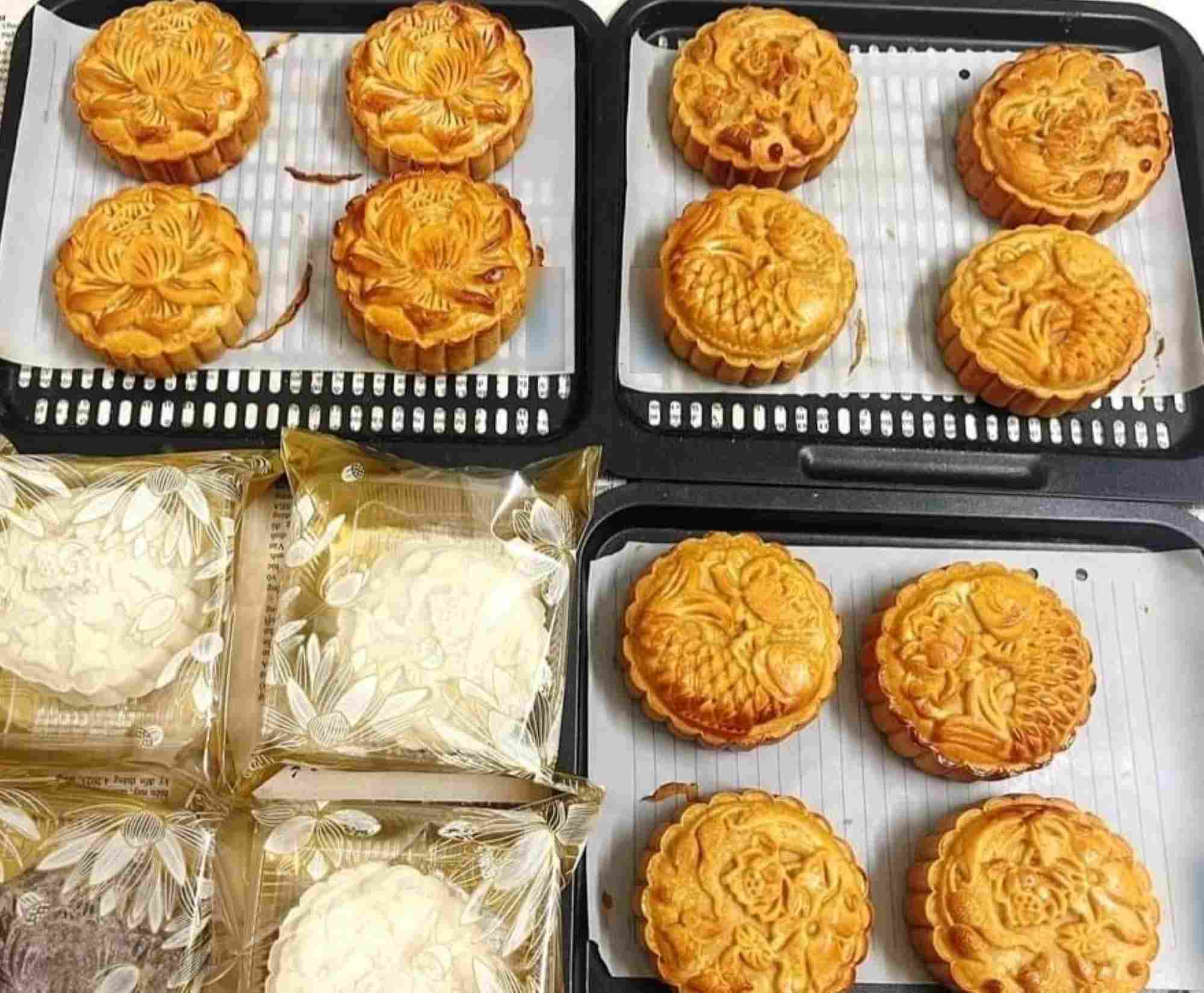 Bánh Trung thu được quảng cáo là “bánh nhà làm”. Ảnh: Ngọc Lê