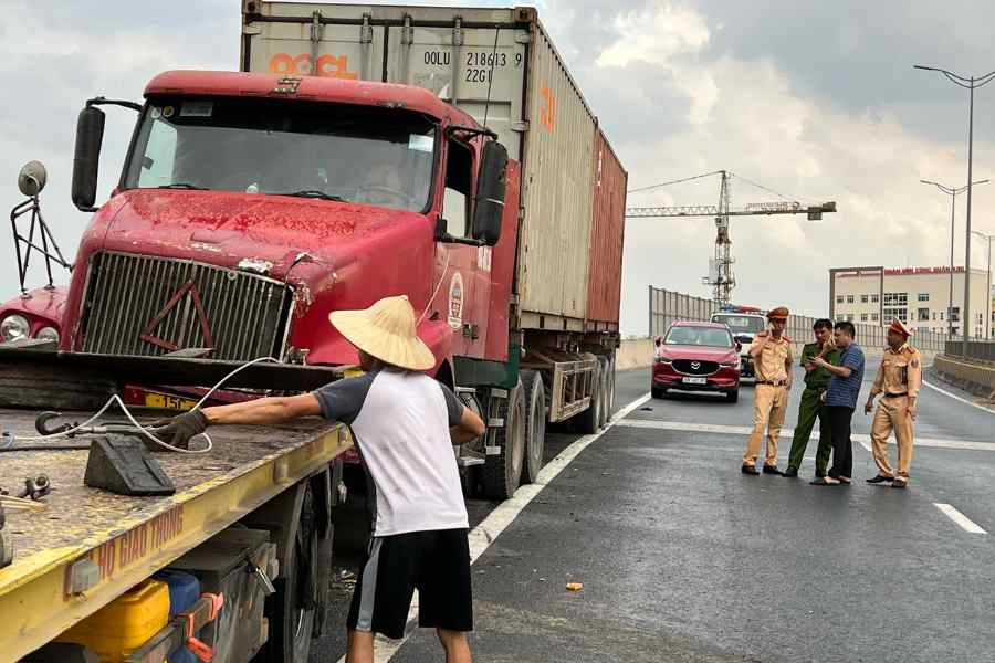 Nhận được tin báo, Đội Cảnh sát giao thông số 6, Phòng Cảnh sát giao thông (Công an thành phố Hà Nội) đã điều xe cẩu, cùng cán bộ, chiến sĩ tới hiện trường giải tỏa giao thông; đồng thời, thông báo trên toàn tuyến và các phương tiện thông tin đại chúng để người dân có nhu cầu đi sân bay Nội Bài chủ động tìm hướng đi khác.