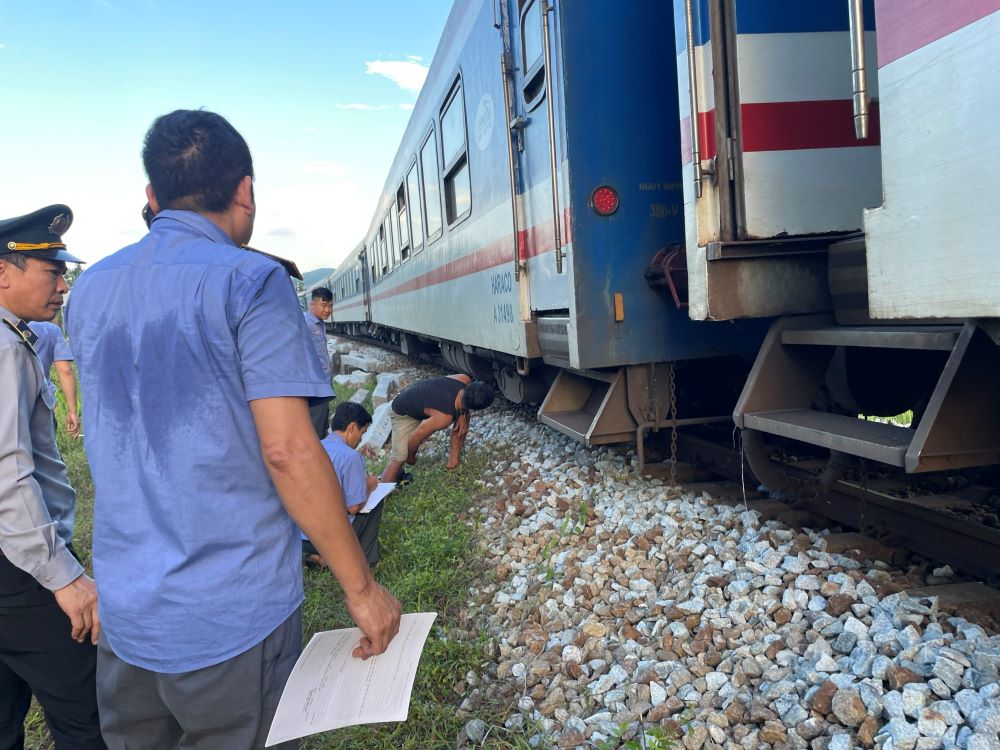Hiện trường tàu trật bánh khỏi đường ray. Ảnh: H. Nam.
