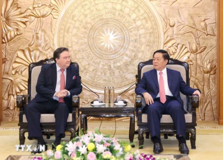 Ủy viên Bộ Chính trị, Bí thư Trung ương Đảng, Trưởng ban Tuyên giáo Trung ương Nguyễn Trọng Nghĩa (phải) tiếp Đại sứ Mỹ tại Việt Nam Marc Knapper. Ảnh: TTXVN