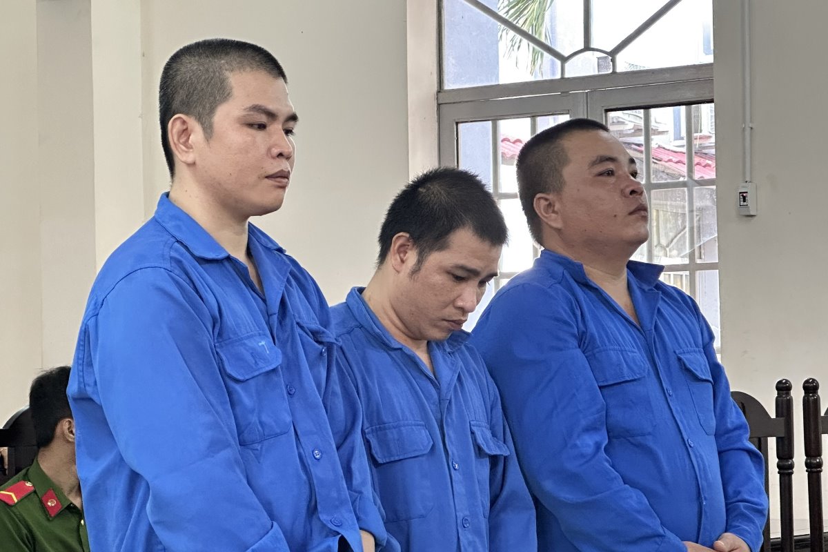 3 đối tượng đánh người khác chấn thương sọ não, bị xét xử về tội giết người. Ảnh: Thành An