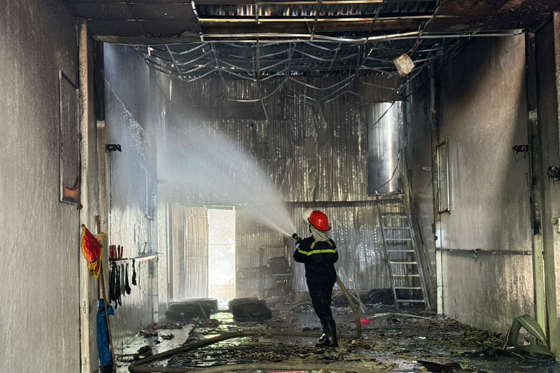 Firefighting forces and equipment were mobilized to control the fire in Lào Cai. Photo: Phạm Bằng