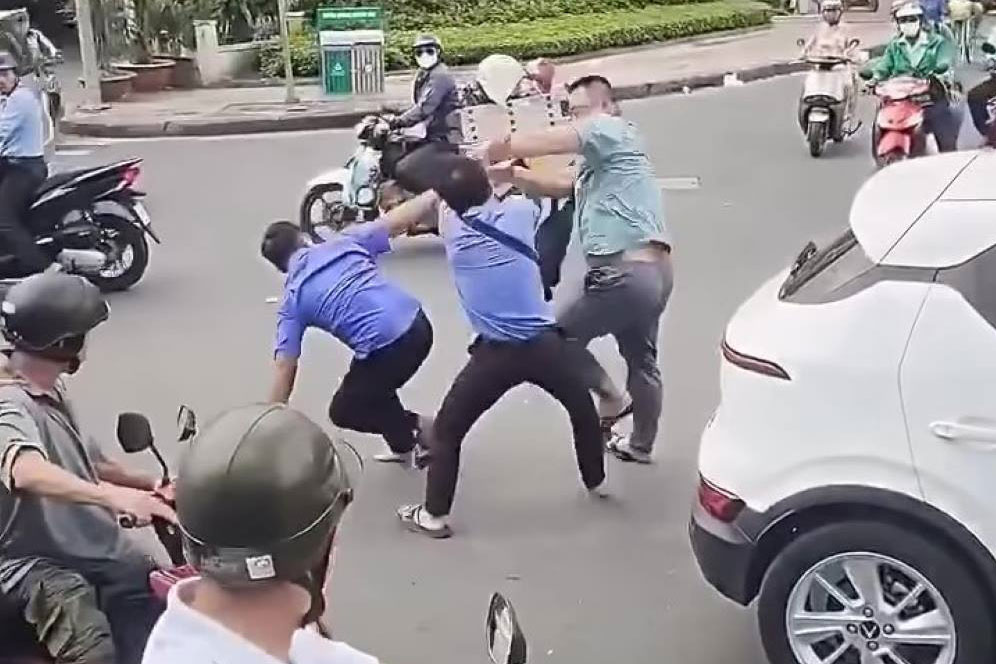 Nhân viên xe buýt đánh nhau với tài xế xe công nghệ ở TPHCM.