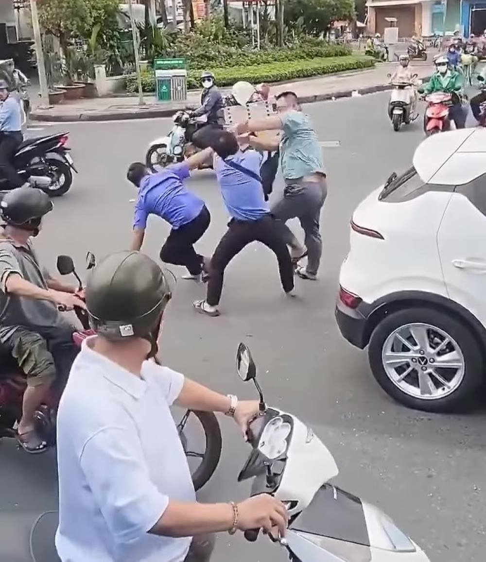 Scene of bus staff fighting with a ride-hailing driver on August 7. Photo: Đông Hoàng