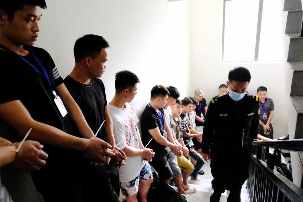 Các đối tượng lừa đảo bị bắt giữ. Ảnh: Công an Hà Tĩnh.