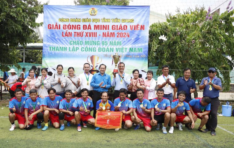 The organizing committee awarded the First Prize to Châu Thành District. Photo: Lưu Đức