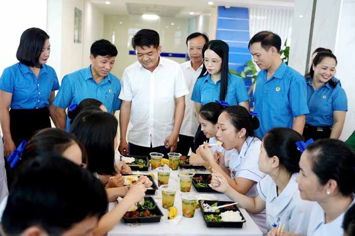 Leaders of the Trade Union and the Ha Tĩnh Fatherland Front encourage union members at the trade union meal. Photo: Đình Việt.