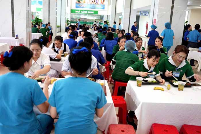 The trade union meal brings joy and unity to union members. Photo: Đình Việt.