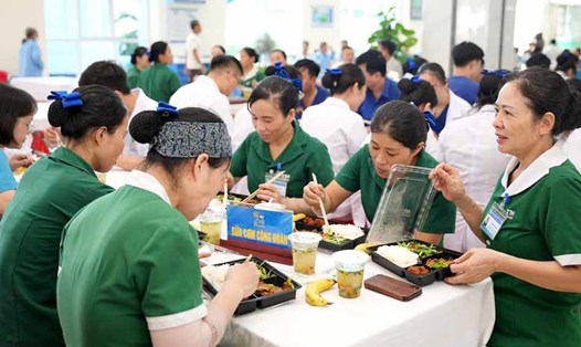 Các đoàn viên Bệnh viện TTH Hà Tĩnh chung vui bữa cơm công đoàn. Ảnh: Đình Việt