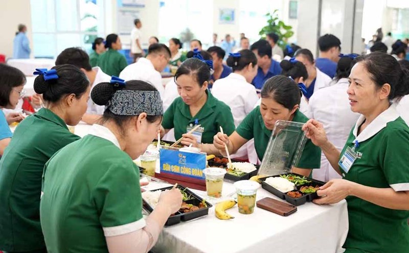 Các đoàn viên Bệnh viện TTH Hà Tĩnh chung vui bữa cơm công đoàn. Ảnh: Đình Việt
