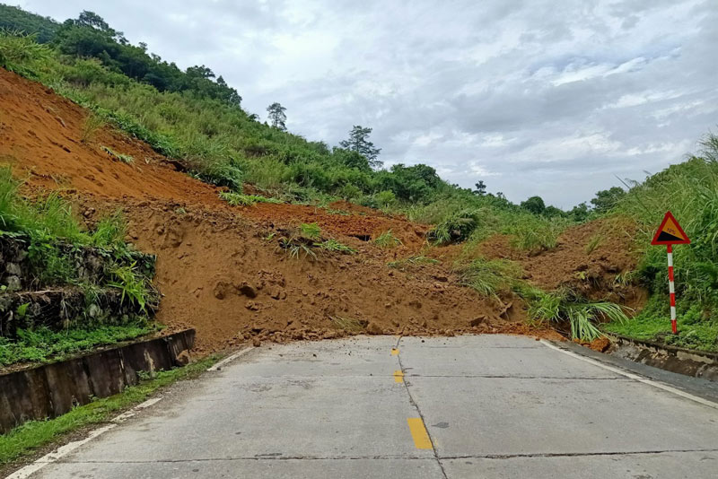 Đất đá sạt lở khiến giao thông trên Quốc lộ 279 bị gián đoạn. Ảnh: Người dân cung cấp