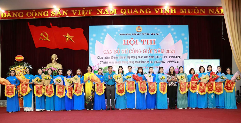 Leaders of LĐLĐ tỉnh Yên Bái, Yên Bái Province Health Department, and the Organizing Committee awarding certificates of merit, prizes to contestants and grassroots trade unions. Photo: Bảo Nguyên