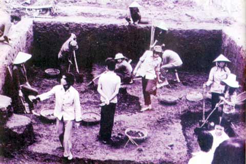 Overall view of the excavation pit at the Đồng Đậu archaeological site in 1969.