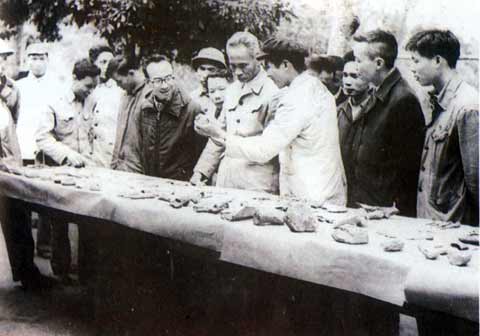 Prime Minister Phạm Văn Đồng visits the excavation site at the Đồng Đậu archaeological site in 1969.