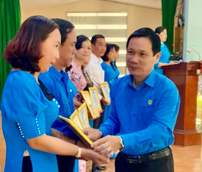 Chairman of LĐLĐ of Tiền Giang Province Lê Minh Hùng - presents 