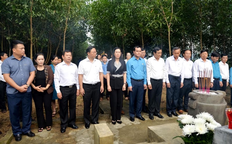 Leaders of the Vietnam General Federation of Trade Unions and leaders of two provinces, Quảng Nam and Quảng Ngãi, pay their respects at the tomb of patriotic martyr Huỳnh Ngọc Huệ. Photo by Thanh Phương