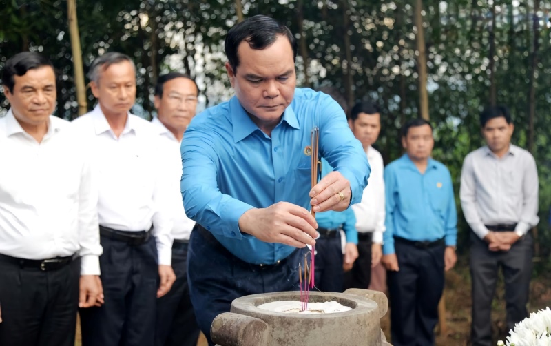 Member of the Central Committee of the Communist Party of Vietnam, Chairman of the Vietnam General Federation of Trade Unions Nguyễn Đình Khang pays his respects at the tomb of patriotic martyr Huỳnh Ngọc Huệ. Photo by Thanh Phương