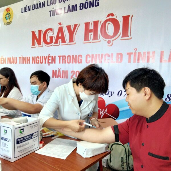 Liên đoàn Lao động tỉnh Lâm Đồng phối hợp tổ chức “Ngày hội hiến máu tình nguyện” thu hút hơn 500 đoàn viên, người lao động tham gia.Ảnh: LÂM ĐỨC